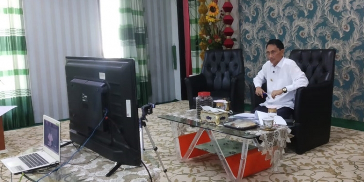Bupati Gorontalo Nelson Pomalingo saat menjadi narasumber di kegiatan diskusi pakar sesi III tentang Desentralisasi Politik Pilkada Langsung dan Demokrasi Lokal yang dilaksanakan oleh Komite Pemantauan Pelaksanaan Otonomi Daerah (KPPOD) melalui Zoom Meeting di Rumah Dinas Bupati Gorontalo, Rabu (02/06/2021). Foto Putra/Gopos.