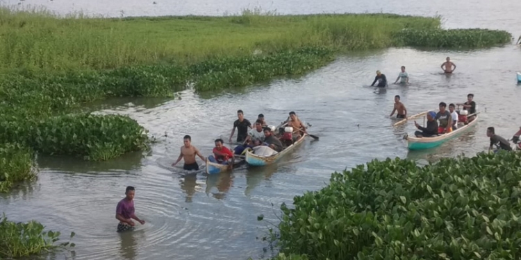 Evakuasi korban yang ditemukan tenggelam saat memancing di Danau Limboto, Kabupaten Gorontalo, Rabu (16/6/2021). (putra/gopos)