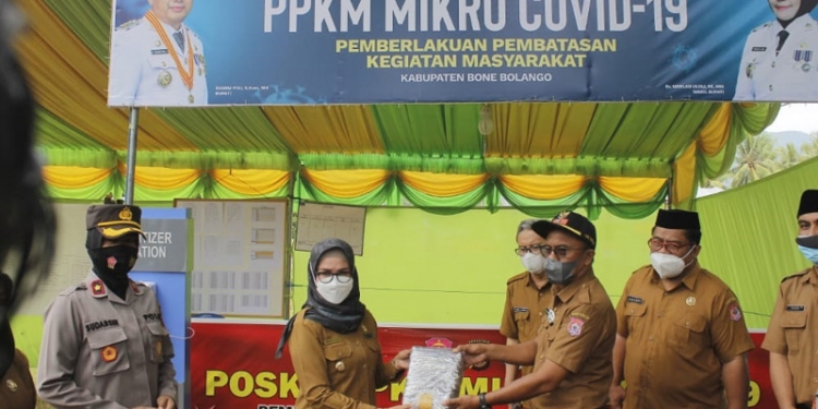 Wakil Bupati Bone Bolango Merlan S. Uloli bersama Satgas Covid-19 saat melakukan monitoring Posko PPKM Mikro di Desa Tanggilingo Kecamatan Kabila. (foto Irul/Kominfo)