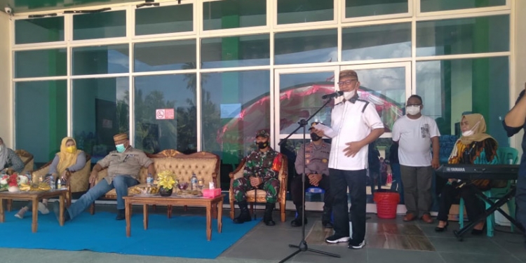 Bupati Pohuwato, Saipul Mbuinga, saat memberikan sambutan dalam acara pencanangan penerapan PPKM Skala Mikro di Puskesmas Paguat, Pohuwato, Selasa (1/6/2021). (foto/ramlan/gopos)