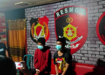Dua terduga pelaku pembacokan terhadap Pemred media online Butota, AI dan IM diamankan di Polres Gorontalo Kota. (Ari/gopos)