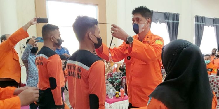 Direktur Bina Potensi Badan Nasional Pencarian dan Pertolongan Drs. Mochamad Hernanto saat memberikan pembekalan saat pembukaan kegiatan pelatihan di Gedung Germas, Kantor Bupati Gorontalo Utara.(foto.afif/hms)