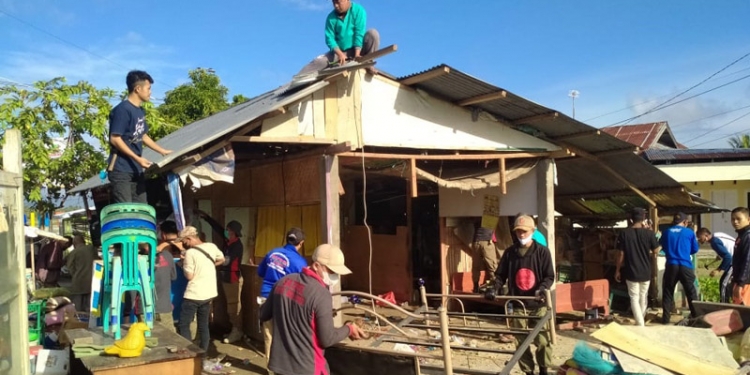 Pemerintah Kecamatan Tilongkabila melakukan penertiban bangunan di Kawasan Center Point, Jumat (18/6/2021).  (Dok. Camat Tilongkabila)
