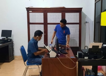 Petugas Imigrasi Gorontalo melakukan pemeriksaan terhadap MK, WNA asal Malaysia lantaran masa berlaku paspor miliknya telah habis. (istimewa)