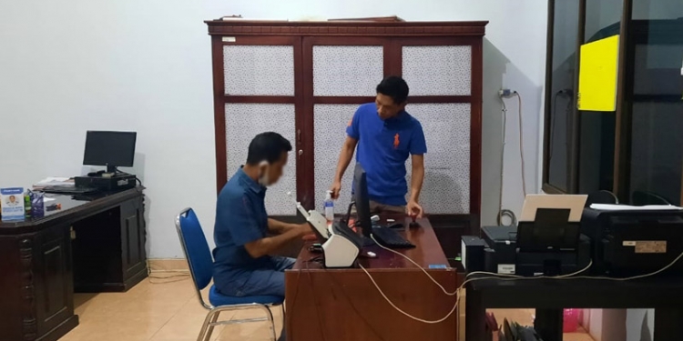 Petugas Imigrasi Gorontalo melakukan pemeriksaan terhadap MK, WNA asal Malaysia lantaran masa berlaku paspor miliknya telah habis. (istimewa)