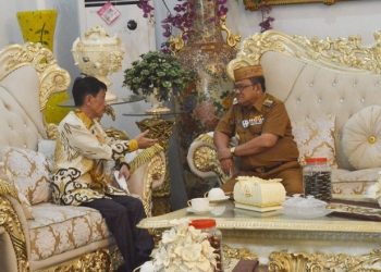 Bupati Gorontalo, Nelson Pomalingo, bersama dengan Bupati Gorut, Indra Yasin, terlihat sedang berbincang membahas pembangunan daerah, di Rumah Dinas Bupati Gorontalo, Senin (7/06/2021). (Foto: Putra Gopos)
