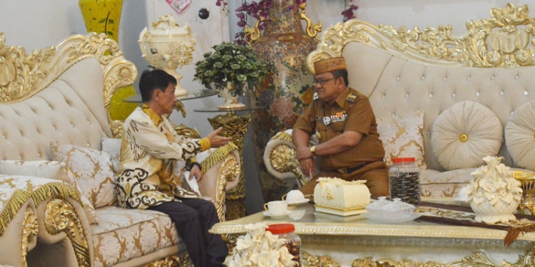 Bupati Gorontalo, Nelson Pomalingo, bersama dengan Bupati Gorut, Indra Yasin, terlihat sedang berbincang membahas pembangunan daerah, di Rumah Dinas Bupati Gorontalo, Senin (7/06/2021). (Foto: Putra Gopos)