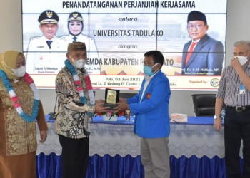 Bupati Pohuwato, Saipul Mbuinga dan Rektor Universitas Tadulako (Untad) Palu, Sulawesi Tengah, Prof, Dr, Ir. Mahfudz., MP, saat melakukan penandatangan MoU dalam bidang Kedokteran, Kamis (3/6/2021). (foto/Diskominfo).