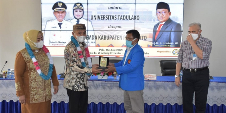 Bupati Pohuwato, Saipul Mbuinga dan Rektor Universitas Tadulako (Untad) Palu, Sulawesi Tengah, Prof, Dr, Ir. Mahfudz., MP, saat melakukan penandatangan MoU dalam bidang Kedokteran, Kamis (3/6/2021). (foto/Diskominfo).