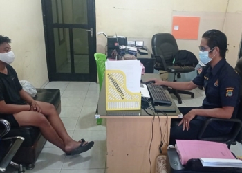 Kanit Reskrim Polsek Kota Utara, Bripka Andi F. Diningrat sedang melakukan penyelidikan terhadap MRI terduga pelaku pencurian handphone. Foto : (istimewa)