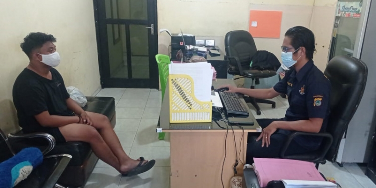Kanit Reskrim Polsek Kota Utara, Bripka Andi F. Diningrat sedang melakukan penyelidikan terhadap MRI terduga pelaku pencurian handphone. Foto : (istimewa)