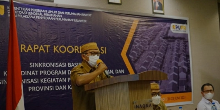 Sekretaris Daerah Provinsi Gorontalo Darda Daraba saat memberikan sambutan pada rapat koordinasi sinkronisasi basis data PKP, di ballroom Hotel Maqna, Senin (21/6/2021). (Foto: Istimewa)