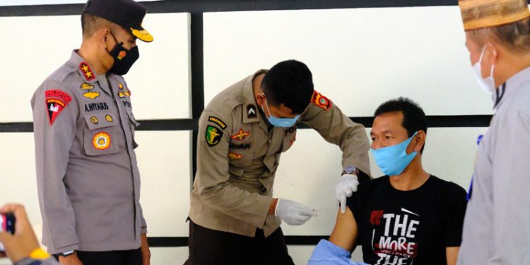 Kapolda Gorontalo, Irjen Pol Akhmad Wiyagus (kiri) menyaksikan penyuntikan vaksin Covid-19 bagi warga binaan Lapas Kelas IIA Gorontalo, Kamis (17/6/2021). (Dok. Humas Polda Gorontalo)