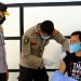 Kapolda Gorontalo, Irjen Pol Akhmad Wiyagus (kiri) menyaksikan penyuntikan vaksin Covid-19 bagi warga binaan Lapas Kelas IIA Gorontalo, Kamis (17/6/2021). (Dok. Humas Polda Gorontalo)