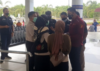 Kasat Reskrim Polres Gorontalo, IPTU Mohamad Nauval Seno berserta jajarannya melakukan pemeriksaan kepada calon penumpang, dibandara Djalaludin Gorontalo. Istimewa.