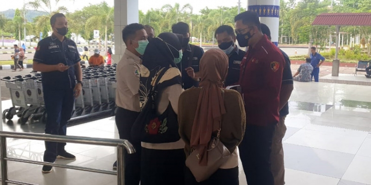 Kasat Reskrim Polres Gorontalo, IPTU Mohamad Nauval Seno berserta jajarannya melakukan pemeriksaan kepada calon penumpang, dibandara Djalaludin Gorontalo. Istimewa.