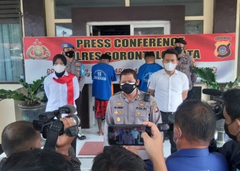 Kapolres Gorontalo Kota, AKBP Suka Irawanto sedang menjelaskan motif pembacokan terhadap Pemred media online Butota, Jeffry Rumampuk,  Senin, (28/6/2021). (Foto: Rhay/Humas)