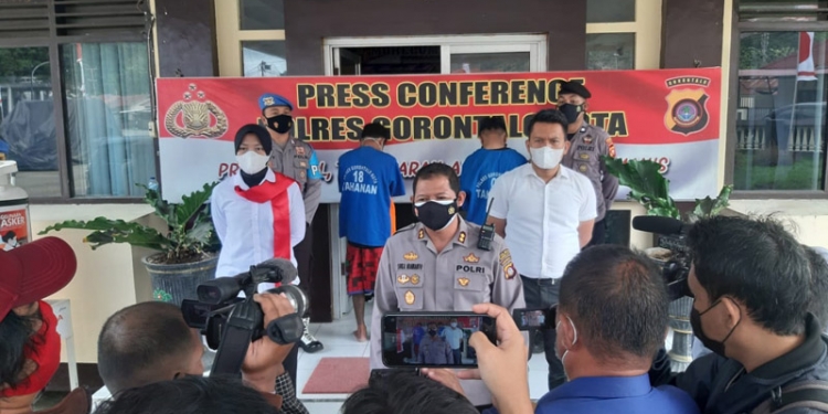 Kapolres Gorontalo Kota, AKBP Suka Irawanto sedang menjelaskan motif pembacokan terhadap Pemred media online Butota, Jeffry Rumampuk,  Senin, (28/6/2021). (Foto: Rhay/Humas)