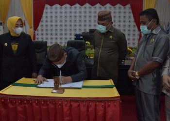 Bupati Pohuwato, Saipul Mbuinga dan Ketua DPRD Pohuwato, Nasir Giasi, saat melakukan penandatanganan nota kesepakatan RPJMD tahun 2021-2026 di Aula DPRD Pohuwato, Senin (7/6/2021). (foto/ramlan/gopos).