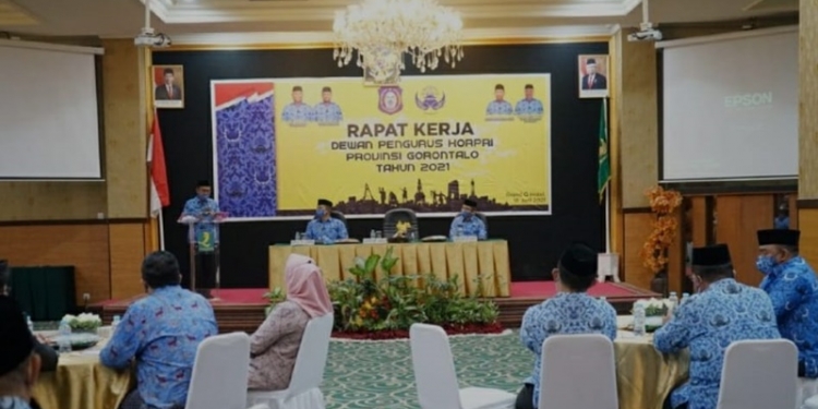 Sekda Provinsi Gorontalo Darda Daraba saat membuka Raker Dewan Korpri, Rabu (16/6/2021) (Foto : Istimewa)