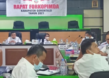 Bupati Gorontalo Nelson Pomalingo dan Wakil Bupati Hendra S Hemeto saat melaksanakan rapat bersama jajaran Forkopimda Kabupaten Gorontalo diruang Madani Kantor Bupati Gorontalo, Rabu (2/6/2021). Istimewa