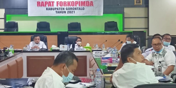 Bupati Gorontalo Nelson Pomalingo dan Wakil Bupati Hendra S Hemeto saat melaksanakan rapat bersama jajaran Forkopimda Kabupaten Gorontalo diruang Madani Kantor Bupati Gorontalo, Rabu (2/6/2021). Istimewa