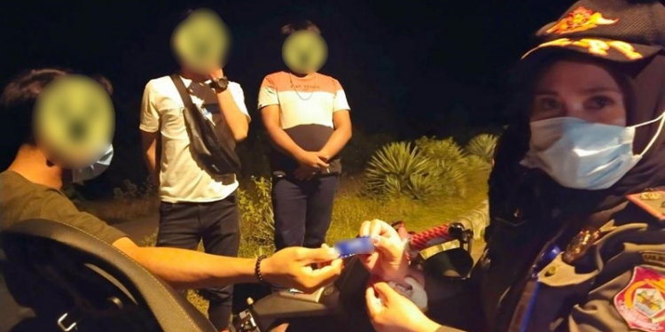 Personil Satpol PP Bone Bolango dalam Patroli Rutin menemukan dan menyita alat kontrasepsi dalam bagasi motor, Sabtu (12/6/2021) malam. (istimewa)