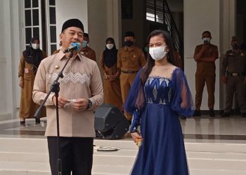 Bupati Bone Bolango Hamim Pou bersama jajaran Pemerintah Daerah saat menyambut kepulangan Rindi Batalipu usai mengikuti Ajang Liga Dangdut Indosiar. (Foto AKP/Kominfo)