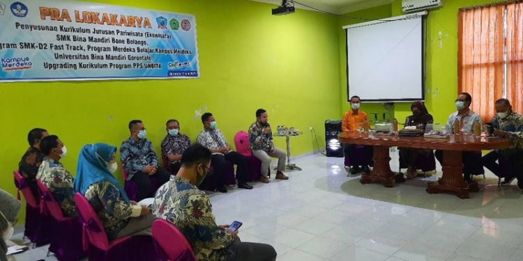 Pelaksanaan Pra Lokakarya penyusunan kurikulum Jurusan Pariwisata SMK Bina Mandiri Bone Bolango. (foto istimewa)