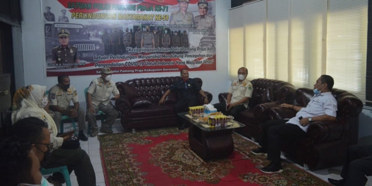 Satpol-PP Kabupaten Gorontalo bersama Satpol PP Kabupaten Boalemo saat mengadakan pertemuan guna membahas Aturan Penertiban umum di Kantor Satpol-PP Kabupaten Gorontalo. (Putra Gopos)