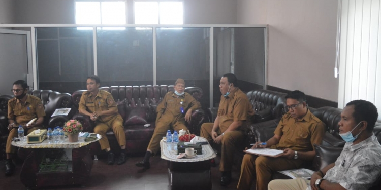 Sekretaris Dinas Perindag Kabupaten Gorontalo, Zulkifli Pomalingo beserta Jajaran Pemerintah Daerah dan OPD terkait, saat melaksanakan Rapat Pemanfaatan Aset untuk Bangunan Pasar Modern (Shopping Center) beserta Bangunan Pendukung Lainnya di Kantor Dinas Perindag Kabupaten Gorontalo, Senin (14/6/2021). Foto : Putra/Gopos.