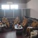 Sekretaris Dinas Perindag Kabupaten Gorontalo, Zulkifli Pomalingo beserta Jajaran Pemerintah Daerah dan OPD terkait, saat melaksanakan Rapat Pemanfaatan Aset untuk Bangunan Pasar Modern (Shopping Center) beserta Bangunan Pendukung Lainnya di Kantor Dinas Perindag Kabupaten Gorontalo, Senin (14/6/2021). Foto : Putra/Gopos.