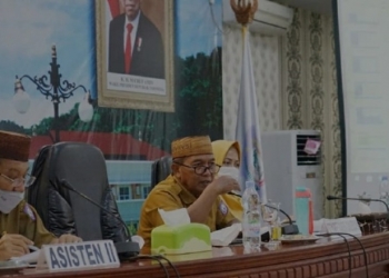 Sekretaris Daerah Provinsi Gorontalo (tengah) saat memimpin rapat pimpinan evaluasi penyerapan anggaran APBD tahun anggaran 2021 di ruangan Dulohupa kompleks Gubernuran Gorontalo, Selasa (15/6/2021). (foto: istimewa)