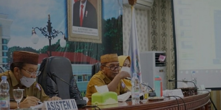 Sekretaris Daerah Provinsi Gorontalo (tengah) saat memimpin rapat pimpinan evaluasi penyerapan anggaran APBD tahun anggaran 2021 di ruangan Dulohupa kompleks Gubernuran Gorontalo, Selasa (15/6/2021). (foto: istimewa)
