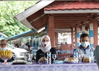 Wakil Bupati Bone Bolango, Merlan S. Uloli didampingi Kepala Dinas Pariwisata, Lukman A. Daud serta Kepala Badan Keuangan dan Pendapatan Asli Daerah, Jusni Bolilio saat melakukan sosialisasi kepada masyarakat dan pengelola wisata Pantai Molotabu tentang penarikan retribusi ditempat wisata. (Foto Istimewa)