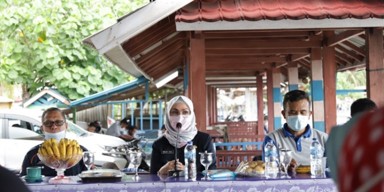 Wakil Bupati Bone Bolango, Merlan S. Uloli didampingi Kepala Dinas Pariwisata, Lukman A. Daud serta Kepala Badan Keuangan dan Pendapatan Asli Daerah, Jusni Bolilio saat melakukan sosialisasi kepada masyarakat dan pengelola wisata Pantai Molotabu tentang penarikan retribusi ditempat wisata. (Foto Istimewa)