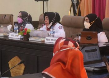 Wakil Bupati Pohuwato, Suharsi Igrisa, saat membuka kegiatan pembekalan dan pendampingin pengisian lembar kerja evaluasi di Gedung Panua Pohuwato, Rabu (9/6/2021). (foto/humas).