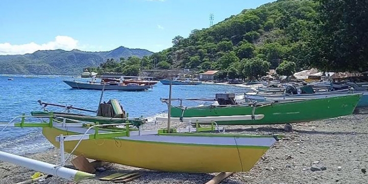 Suasana pantai Leato Selatan, Kec. Dumbo Raya. Perahu nelayan yang banyak terparkir di pesisir pantai, menandakan kurangnya aktivitas melaut nelayan. (Foto: Aldy/gopos)