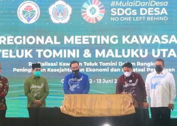 Bupati Hamim Pou disaksikan Menteri Desa, PDTT Abdul Halim Iskandar dan Rektor UNG Eduart Wolok menandatangani prasasti deklarasi oleh seluruh pimpinan daerah yang berada di kawasan Teluk Tomini dan Maluku Utara, di TC Damhil Universitas Negeri Gorontalo (UNG). (Foto Istimewa)