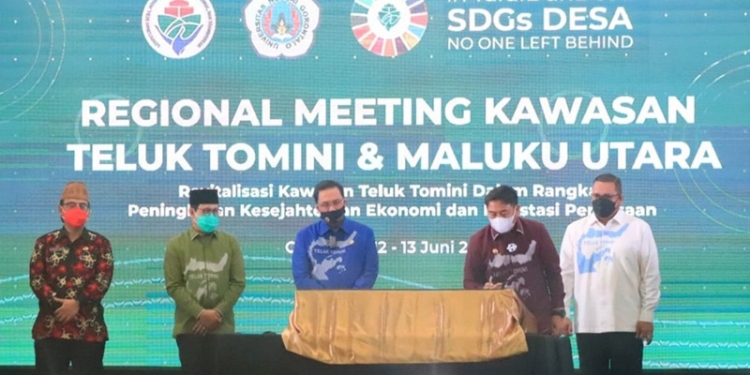 Bupati Hamim Pou disaksikan Menteri Desa, PDTT Abdul Halim Iskandar dan Rektor UNG Eduart Wolok menandatangani prasasti deklarasi oleh seluruh pimpinan daerah yang berada di kawasan Teluk Tomini dan Maluku Utara, di TC Damhil Universitas Negeri Gorontalo (UNG). (Foto Istimewa)