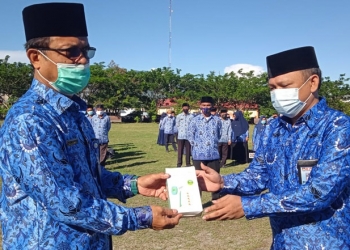 Penyerahan alat Thermo Gun oleh KPU Bone Bolango yang diwakili oleh Sekretaris KPU Ismet Padja kepada Pemerintah Kabupaten Bone Bolango yang diterima Sekretaris Daerah Ishak Ntoma. (Foto AKP/Kominfo)