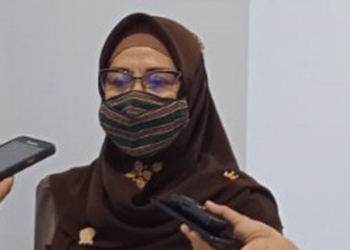 Dewan Pembina SMK Bina Mandiri Gorontalo, Dr. Titin Dunggio, M.Si.,M.Kes saat diwawancarai terkait kesiapan menyelenggarakan proses Kegiatan Belajar Mengajar di tahun ajaran baru. (Foto AKP/Kominfo)