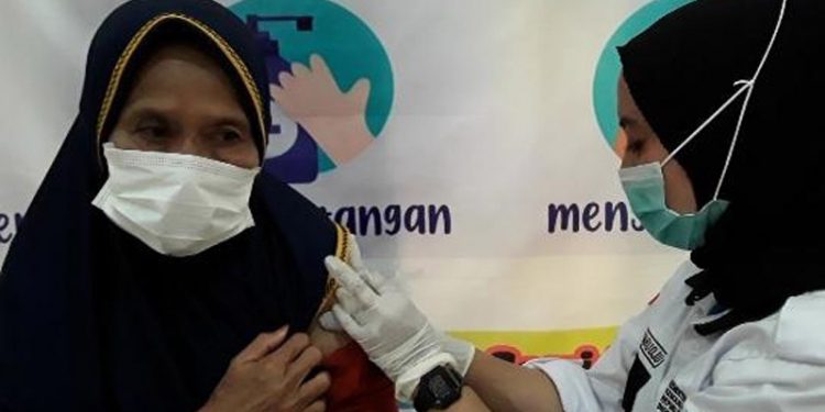Petugas Kesehatan di Puskesmas Paguat, Pohuwato, saat melakukan vaksinasi terhadap lansia, Selasa (1/6/2021). (foto/istimewa).