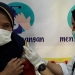 Petugas Kesehatan di Puskesmas Paguat, Pohuwato, saat melakukan vaksinasi terhadap lansia, Selasa (1/6/2021). (foto/istimewa).