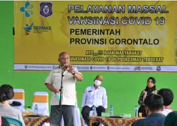 Gubernur Gorontalo Rusli Habibie saat memberikan sambutan pada pelaksanaan vaksinasi massal di lapangan indoor eks kantor gubernur lama, Kota Gorontalo, Sabtu (26/6/2021). (Foto : Istimewa)
