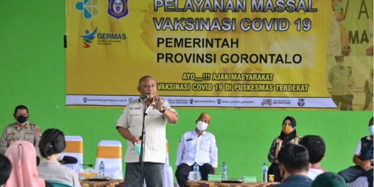 Gubernur Gorontalo Rusli Habibie saat memberikan sambutan pada pelaksanaan vaksinasi massal di lapangan indoor eks kantor gubernur lama, Kota Gorontalo, Sabtu (26/6/2021). (Foto : Istimewa)