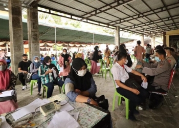 Vaksinasi massal yang dilaksanakan Polda Gorontalo mendapat sambutan antusias warga. (Dok. Humas Polda Gorontalo)