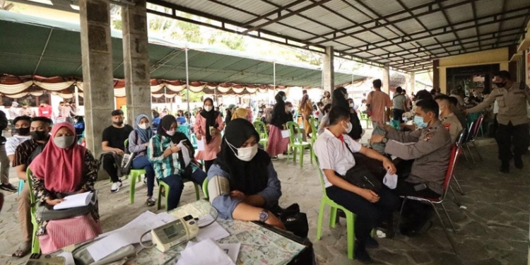 Vaksinasi massal yang dilaksanakan Polda Gorontalo mendapat sambutan antusias warga. (Dok. Humas Polda Gorontalo)