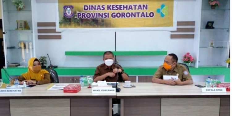 Wagub Gorontalo H. Idris Rahim (tengah) mengikuti rapat evaluasi vaksinasi secara virtual di aula Kantor Dinas Kesehatan Provinsi Gorontalo, belum lama ini. (Foto : istimewa)