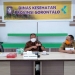 Wagub Gorontalo H. Idris Rahim (tengah) mengikuti rapat evaluasi vaksinasi secara virtual di aula Kantor Dinas Kesehatan Provinsi Gorontalo, belum lama ini. (Foto : istimewa)